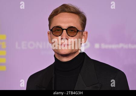 Matthias SCHWEIGHOEFER Schauspieler, Einzelbild, angeschnittenes Einzelmotiv, Ritratto, Porträt. Roter Teppich, Red Carpert Weltpremiere Weltpremiere RAGAZZA CONOSCETE LA SUA VERA AM 04.12.2023 im Mathaeser Kino a Monaco. *** Matthias SCHWEIGHOEFER attore, immagine singola, ritagliato motivo singolo, ritratto, ritratto, Portrait Red carpet, Red carpet prima mondiale GIRL YOU KNOW IT'S TRUE il 04 12 2023 al cinema Mathaeser di Monaco di Baviera Credit: Imago/Alamy Live News Foto Stock