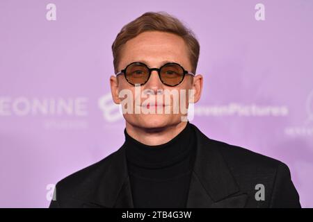 Matthias SCHWEIGHOEFER Schauspieler, Einzelbild, angeschnittenes Einzelmotiv, Ritratto, Porträt. Roter Teppich, Red Carpert Weltpremiere Weltpremiere RAGAZZA CONOSCETE LA SUA VERA AM 04.12.2023 im Mathaeser Kino a Monaco. *** Matthias SCHWEIGHOEFER attore, immagine singola, ritagliato motivo singolo, ritratto, ritratto, Portrait Red carpet, Red carpet prima mondiale GIRL YOU KNOW IT'S TRUE il 04 12 2023 al cinema Mathaeser di Monaco di Baviera Credit: Imago/Alamy Live News Foto Stock