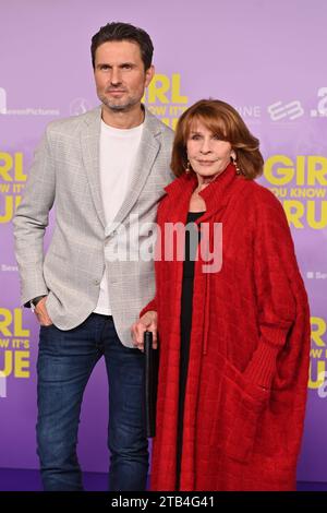 Senta BERGER mit Sohn Simon VERHOEVEN Regisseur, Roter Teppich, Red Carpert Weltpremiere Weltpremiere RAGAZZA CONOSCETE LA SUA VERA AM 04.12.2023 im Mathaeser Kino a Monaco. *** Senta BERGER con il figlio Simon VERHOEVEN Direttore, Red Carpet, Red Carpert World Premiere World Premiere RAGAZZA CHE CONOSCI La VERITÀ il 04 12 2023 al Mathaeser Cinema di Monaco di Baviera credito: Imago/Alamy Live News Foto Stock