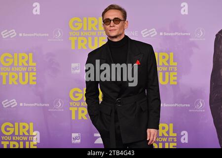 Matthias SCHWEIGHOEFER Schauspieler, Einzelbild, angeschnittenes Einzelmotiv, Halbfigur, halbe Figur. Roter Teppich, Red Carpert Weltpremiere Weltpremiere RAGAZZA CONOSCETE LA SUA VERA AM 04.12.2023 im Mathaeser Kino a Monaco. *** Matthias SCHWEIGHOEFER attore, single picture, ritagliato singolo motivo, mezza figura, mezza figura Red carpet, Red carpert rosso prima mondiale GIRL in anteprima mondiale YOU KNOW IT'S TRUE il 04 12 2023 al cinema Mathaeser di Monaco di Baviera Credit: Imago/Alamy Live News Foto Stock