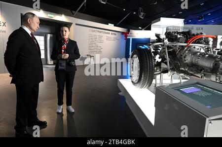 Mosca, Russia. 4 dicembre 2023. Il presidente russo Vladimir Putin, a sinistra, visita l'esposizione dei risultati dell'economia nazionale, 4 dicembre 2023 a Mosca, in Russia. Credito: Presidenza russa/Cremlino Pool/Alamy Live News Foto Stock