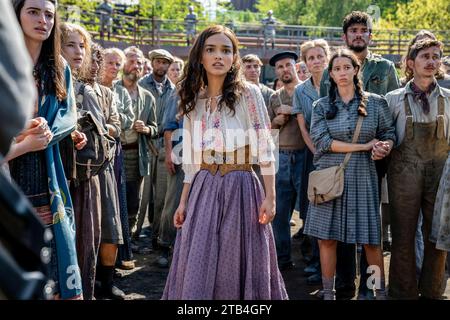 I giochi della fame: The Ballad of Songbirds & Snakes (2023) diretto da Francis Lawrence e interpretato da Tom Blyth nel ruolo di Coriolanus Snow e Rachel Zegler nel ruolo di Lucy Gray Baird in questo adattamento cinematografico del prequel di Suzanne Collins che racconta la storia di Coriolanus Snow come mentore e sviluppa sentimenti per il Distretto femminile 12 tributo durante i 10th Hunger Games. Fotografia pubblicitaria***SOLO PER USO EDITORIALE***. Credito: BFA / Murray Close / Lionsgate Foto Stock