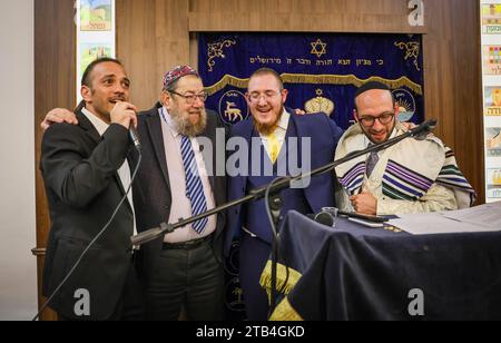 Einweihungsfeier für die neue Synagoge auf der Eisenbahnstraße 1. V.l.: David Lamberger, Rabbiner Arthur Green, Moshe Barnett, Akiva Weingarten., Honorarfrei für Produkte von Sächsische.de und Sächsischer Zeitung *** cerimonia di dedica per la nuova sinagoga a Eisenbahnstraße 1 V l David Lamberger, Rabbi Arthur Green, Moshe Barnett, Akiva Weingarten, gratuito per i prodotti di Sächsische de e Sächsische Zeitung credito: Imago/Alamy Live News Foto Stock