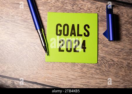 2024 felice anno nuovo background. Consente di passare da un foglio di calendario all'altro. Impostazione obiettivo obiettivo costo aziendale e pianificazione del budget per il concetto di nuovo anno. cambio di anno Foto Stock