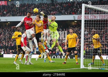 LONDRA, Regno Unito - 2 dicembre 2023: Gabriel Magalhaes dell'Arsenal compete per il ballo con Craig Dawson e Dan Bentley dei Wolverhampton Wanderers durante il Foto Stock