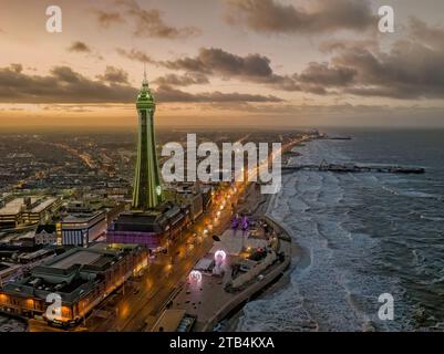 Blackpool, Lancashire, Regno Unito. Fronte mare e torre di Blackpool vista aerea al tramonto con luci che guardano verso il molo e la spiaggia di piacere Foto Stock