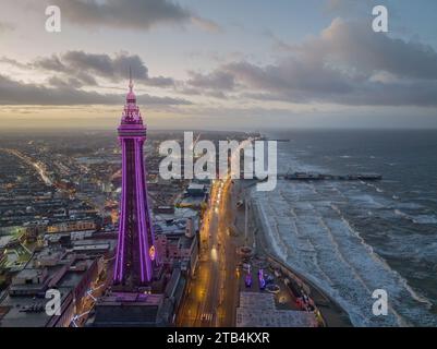 Blackpool, Lancashire, Regno Unito. Fronte mare e torre di Blackpool vista aerea al tramonto con luci che guardano verso il molo e la spiaggia di piacere Foto Stock