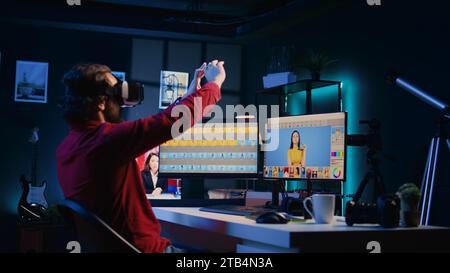 Photo Editor ritocco di fotografie con software di editing in applicazioni di realtà virtuale high-tech. Fotografo che naviga tra le immagini fotografiche utilizzando il futuristico visore con tecnologia VR Foto Stock