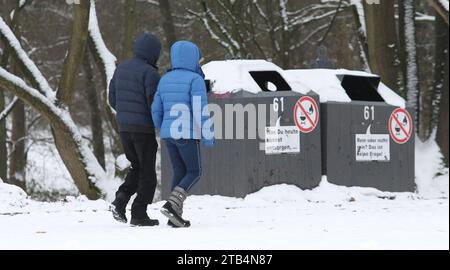 Ein Paar geht auf einem mit Schnee bedecktem Weg im Stadtpark Hamburg entlang. Winterhude Amburgo *** Un paio di passeggiate lungo un sentiero innevato nel Parco cittadino di Amburgo Winterhude Hamburg Credit: Imago/Alamy Live News Foto Stock