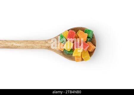 frutta candita a dadini in cucchiaio di legno isolato su bianco, buccia di arance, papaya e succcato utilizzati come ripieno di dolciumi, da forno o come additivo i. Foto Stock