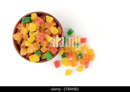 frutta candita a dadini in ciotola di legno isolata su bianco, buccia di arance, papaie e succade usate come ripieno in pasticceria, cottura o come additivo in Foto Stock