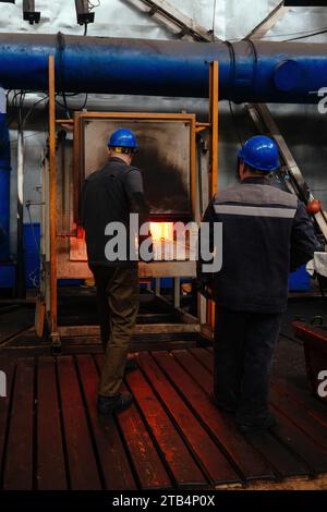 Tempra delle parti in acciaio ad alta temperatura in forni industriali. Foto Stock