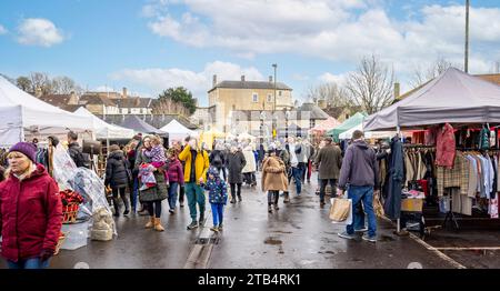 Bancarelle e negozi al Frome Christmas Sunday Market di Frome, Somerset, Regno Unito, il 3 dicembre 2023 Foto Stock