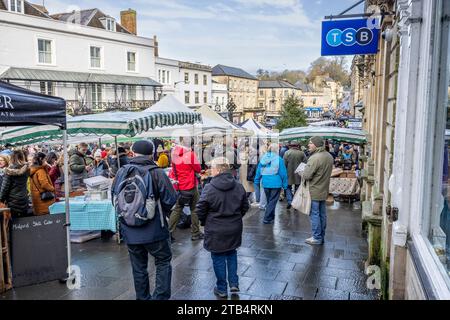 Folle di acquirenti e bancarelle al Frome Christmas Sunday Market di Frome, Somerset, Regno Unito, il 3 dicembre 2023 Foto Stock