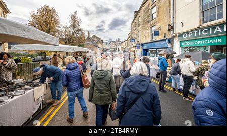 Folle di acquirenti e bancarelle al Frome Christmas Sunday Market di Frome, Somerset, Regno Unito, il 3 dicembre 2023 Foto Stock