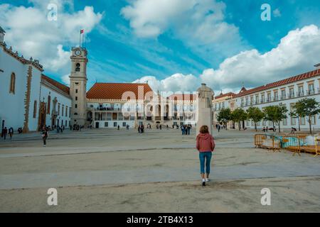 Coimbra, Portogallo - 23 settembre 2023 - persone nel cortile dell'Università di Coimbra Foto Stock