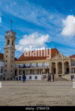 Coimbra, Portogallo - 23 settembre 2023 - persone nel cortile dell'Università di Coimbra Foto Stock