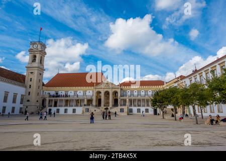 Coimbra, Portogallo - 23 settembre 2023 - persone nel cortile dell'Università di Coimbra Foto Stock