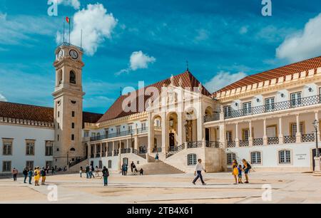 Coimbra, Portogallo - 23 settembre 2023 - persone nel cortile dell'Università di Coimbra Foto Stock