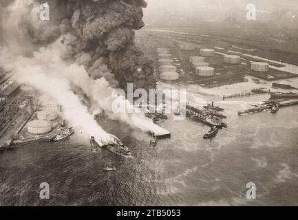 Vista aerea dell'incendio petrolifero a Bayonne, New Jersey, 4 giugno 1930 Foto Stock