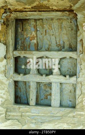 Piccola porta originale in legno (successivamente coperta in gesso) in una chiesa cristiana ortodossa in Romania, circa 1999 Foto Stock