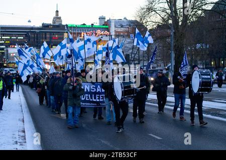 Helsinki, Finlandia - 6 dicembre 2021: La manifestazione/processione etnonazionalista di estrema destra Suomi herää su Mannerheimintie vicino al Parlamento di Foto Stock