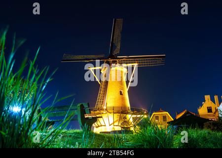 Vecchio mulino a vento illuminato dalle luci di notte a Zierikzee, Paesi Bassi Foto Stock