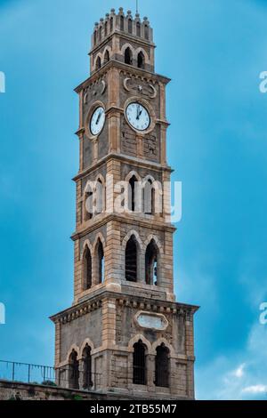 Torre dell'orologio di Khan al Umdan (caravanserraglio) nella città Vecchia di acri, Israele. Foto Stock