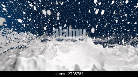 Sfondo invernale natalizio con nevicate e nevicate in montagna. Spazio copia per la promozione. Fiocchi di neve sfocati astratti con luci Foto Stock