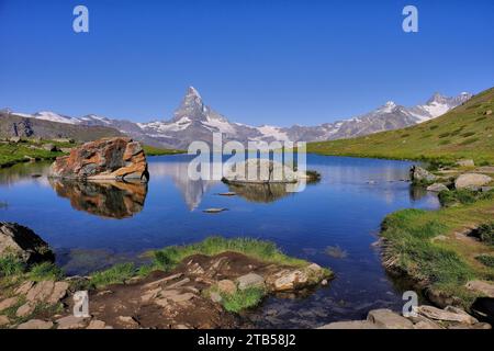 Cervino con riflessi nel lago Stellisee e cielo senza nuvole vicino a Blauherd, Zermatt, Visp, Vallese, Svizzera Foto Stock