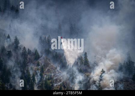 Elicottero bombardamento ad acqua sul Richter Mountain Wildfire vicino Keromeos, British Columbia, il 17,2017 luglio Foto Stock