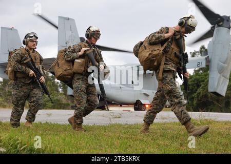 Gli U.S. Marines con il Marine Aviation Logistics Squadron (MALS) 36 sbarcano un MV-22B Osprey assegnato al Marine Medium Tiltrotor Squadron (VMM) 262 durante l'esercitazione Stand-in Force 24 a Camp Hansen, Okinawa, Giappone, 1 dicembre 2023. SIFEX 24 è un esercizio a livello di divisione che coinvolge tutti gli elementi della Marine Air-Ground Task Force, incentrato sul rafforzamento della consapevolezza, delle manovre e degli incendi multidominio in un ambiente di tempo di utilizzo distribuito. (Foto del corpo dei Marines degli Stati Uniti di Lance Cpl. NEMOs Armijo) Foto Stock