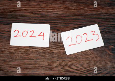 2024 e 2023 carte sulle mini sedie. modifica dell'anno dal 2023 al 2024. Foto Stock