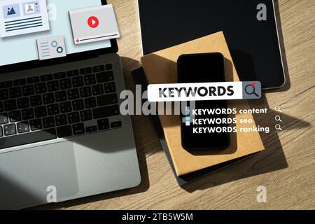parola chiave sul sito web di ricerca per i contenuti parole chiave sul laptop sfoglia in ufficio ottimizza il motore seo Foto Stock
