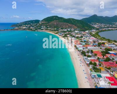 Vista aerea del centro storico di Philipsburg, tra cui Front Street e la spiaggia di Broadwalk a Great Bay, Philipsburg, Sint Maarten, Caraibi olandesi. Foto Stock