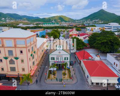 Vista aerea del tribunale di Sint Maarten su Piazza Cyrus Wathey, in Front Street, nel centro storico di Philipsburg, a Sint Maarten, nei Caraibi olandesi. Foto Stock