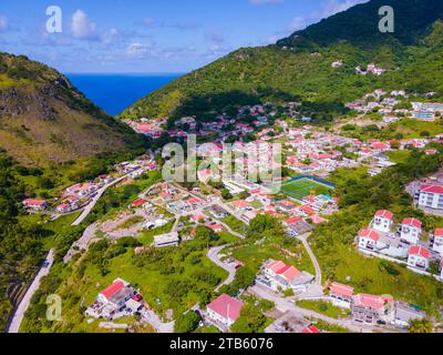 Vista aerea dal basso del centro storico della città a Saba, Paesi Bassi caraibici. Foto Stock