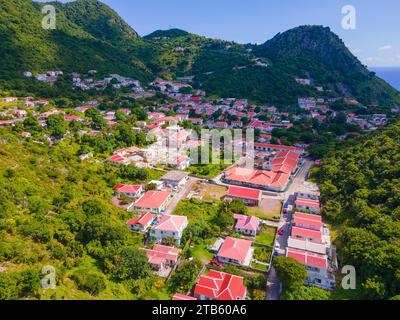 Vista aerea dal basso del centro storico della città a Saba, Paesi Bassi caraibici. Foto Stock