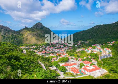 Vista aerea dal basso del centro storico della città a Saba, Paesi Bassi caraibici. Foto Stock