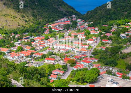 Vista aerea dal basso del centro storico della città a Saba, Paesi Bassi caraibici. Foto Stock