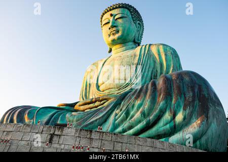 Vista angolare della grande statua del Buddha seduto sulla cima della montagna a Wat Phra That Doi Phra Chan nel distretto di Matha, provincia di Lampang, Thailandia. Foto Stock