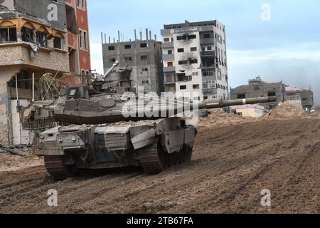 27 novembre 2023 operazione Iron Swords le forze militari israeliane stanno avanzando nella Striscia di Gaza nel tentativo di salvare o almeno forzare il rilascio dei 240 rapiti da Hamas il 7 ottobre 2023 e tenuti in ostaggio in tunnel di cemento sotto moschee e ospedali Foto Stock