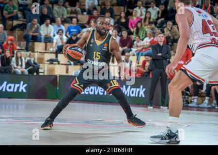 Monaco, Monaco. 30 novembre 2023. COME Monaco #15 Temba Walker e Olympiacos #43 Luke Sikma sono visti in azione durante la partita Turkish Airlines Euroleague Round 11 tra AS Monaco e Olympiacos Pireo alla sala Gaston Medecin di Monaco, il 30 novembre 2023. Foto di Laurent coust/ABACAPRESS.COM. Credito: Abaca Press/Alamy Live News Foto Stock