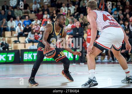 Monaco, Monaco. 30 novembre 2023. COME Monaco #15 Temba Walker e Olympiacos #43 Luke Sikma sono visti in azione durante la partita Turkish Airlines Euroleague Round 11 tra AS Monaco e Olympiacos Pireo alla sala Gaston Medecin di Monaco, il 30 novembre 2023. Foto di Laurent coust/ABACAPRESS.COM. Credito: Abaca Press/Alamy Live News Foto Stock