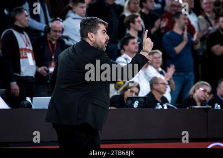 Monaco, Monaco. 30 novembre 2023. Il direttore sportivo dell'Olympiacos Pireo Christos Bafes reagisce durante la partita Turkish Airlines Euroleague Round 11 tra AS Monaco e Olympiacos Pireo alla Gaston Medecin Arena di Monaco, il 30 novembre 2023. Foto di Laurent coust/ABACAPRESS.COM. Credito: Abaca Press/Alamy Live News Foto Stock