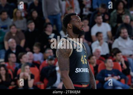 Monaco, Monaco. 30 novembre 2023. COME Monaco #45 Donta Hall è visto in azione durante la partita Turkish Airlines Euroleague Round 11 tra AS Monaco e Olympiacos Pireo alla sala Gaston Medecin di Monaco, il 30 novembre 2023. Foto di Laurent coust/ABACAPRESS.COM. Credito: Abaca Press/Alamy Live News Foto Stock