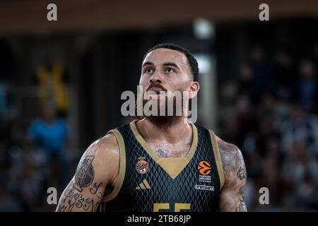 Monaco, Monaco. 30 novembre 2023. COME Monaco #55 Mike James è visto in azione durante la partita Turkish Airlines Euroleague Round 11 tra AS Monaco e Olympiacos Pireo alla sala Gaston Medecin di Monaco, il 30 novembre 2023. Foto di Laurent coust/ABACAPRESS.COM. Credito: Abaca Press/Alamy Live News Foto Stock