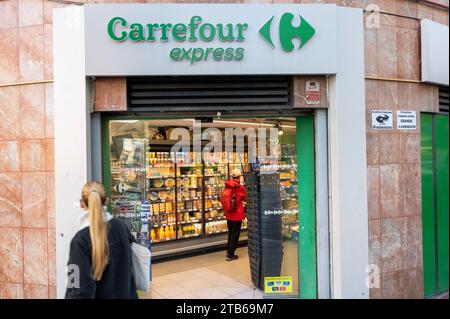 Barcellona, Spagna. 21 novembre 2023. Un cliente si trova presso la catena di supermercati multinazionale francese, Carrefour Express, in Spagna. (Foto di Xavi Lopez/SOPA Images/Sipa USA) credito: SIPA USA/Alamy Live News Foto Stock