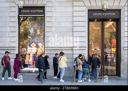 Barcellona, Spagna. 20 novembre 2023. Gli acquirenti attendono in fila all'ingresso del negozio francese di moda Louis Vuitton (LV) in Spagna. (Foto di Xavi Lopez/SOPA Images/Sipa USA) credito: SIPA USA/Alamy Live News Foto Stock