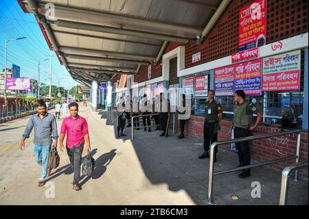 Il primo giorno del programma di blocco nazionale di tre giorni del BNP, nessun autobus diretto a Dhaka lasciò Sylhet. Le persone dovevano dipendere dai treni interurbani per raggiungere le loro destinazioni, il che vide una forte corsa alla stazione ferroviaria. Sylhet, Bangladesh. Foto Stock